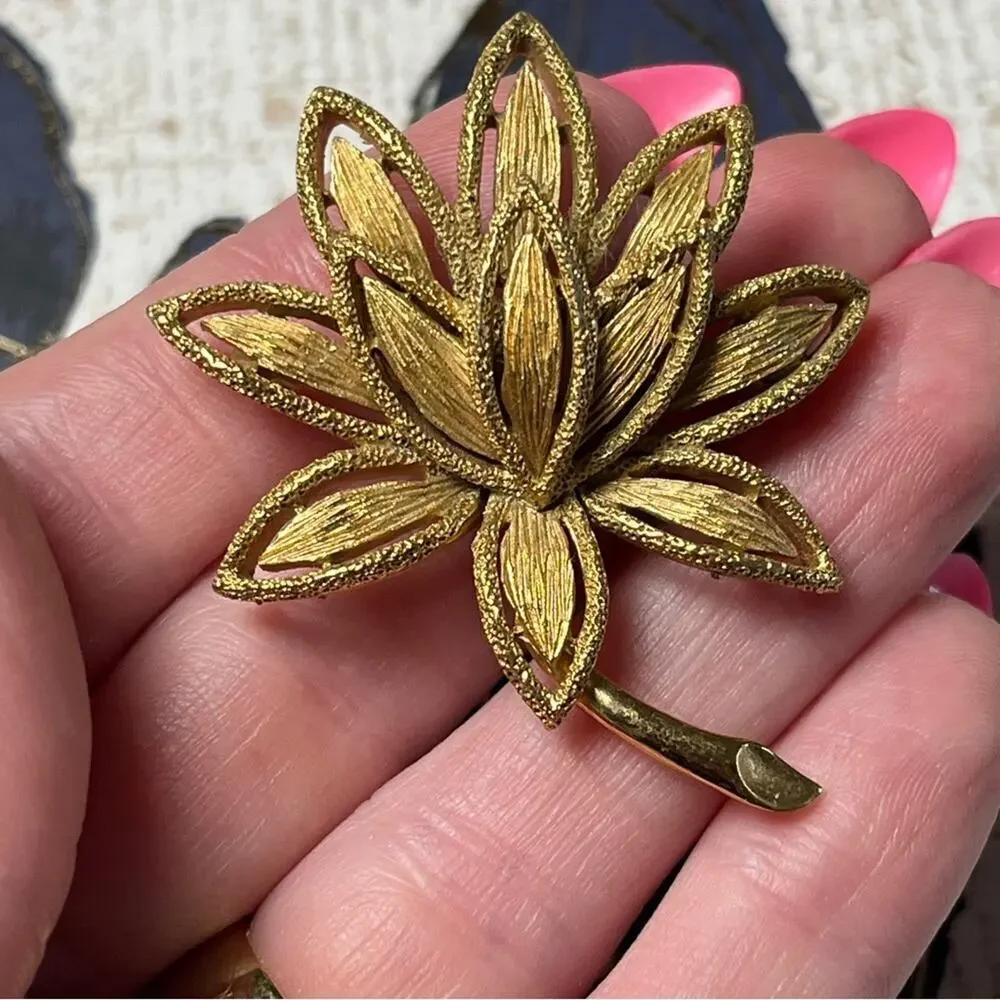 Vintage 70s 1970s Large Oversized Gold Tone Lotus Flower Floral Brooch Pin D1